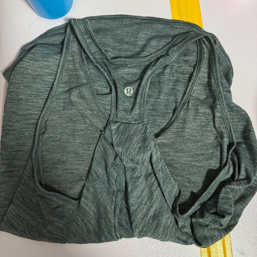 Lululemon essential tank size 4